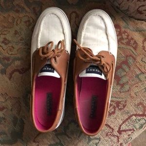 Woman’s sperrys